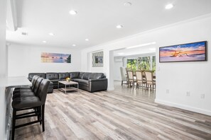 Smart TV, DVD player, music library - Naples Dream Escape 4BR Home, heated pool, 10min from Beach (Naples)