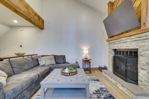 Fireplace, books - Townhome < 1 Mi to Camelback Mountain Resort (Tannersville)