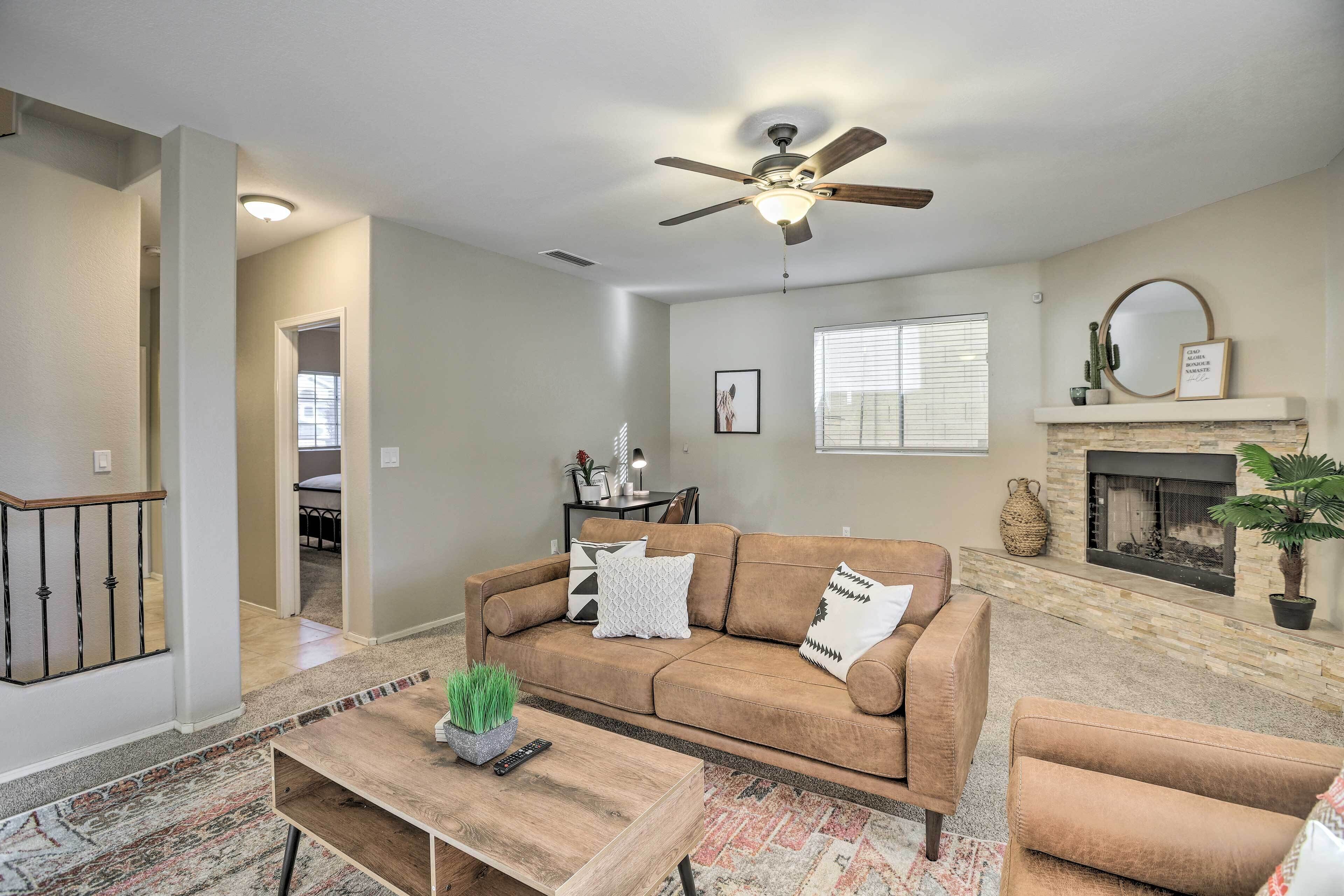 Maison (4 Bedrooms) | Aire de séjour | Téléviseur, foyer, livres