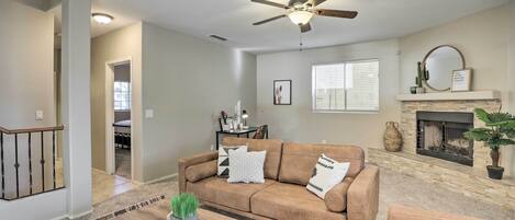 Maison (4 Bedrooms) | Aire de séjour | Téléviseur, foyer, livres