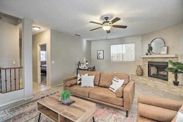 Ferienhaus (4 Bedrooms) | Wohnbereich | Fernseher, Kamin, Bücher