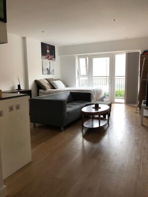 Living area - Brilliantly Located Cosy Studio Flat in London (London)