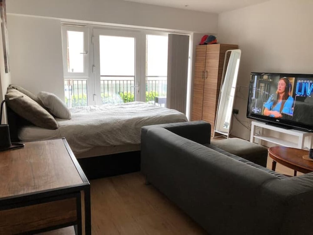 Brilliantly Located Cosy Studio Flat in London - London | Vrbo
