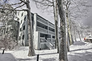 Apartment (1 Bedroom) | Interior - Ski-in Ski-out Wintergreen Condo w/ Balcony (Nellysford)