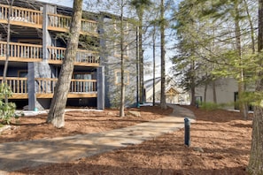 Apartment (1 Bedroom) | Interior - Ski-in Ski-out Wintergreen Condo w/ Balcony (Nellysford)