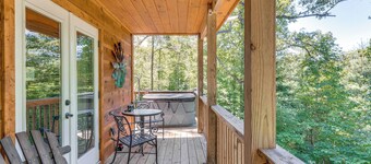 Private Hot Tub & EV Charger: Cozy Murphy Cabin!