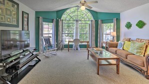 Living area - Laguna Bay Townhome w/ Pool Access & More! (Kissimmee)