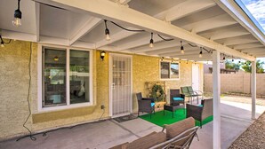 A covered patio with outdoor furniture, a green carpet, and string lights. - Near Golf & Entertainment! Gilbert Family Getaway (Gilbert)