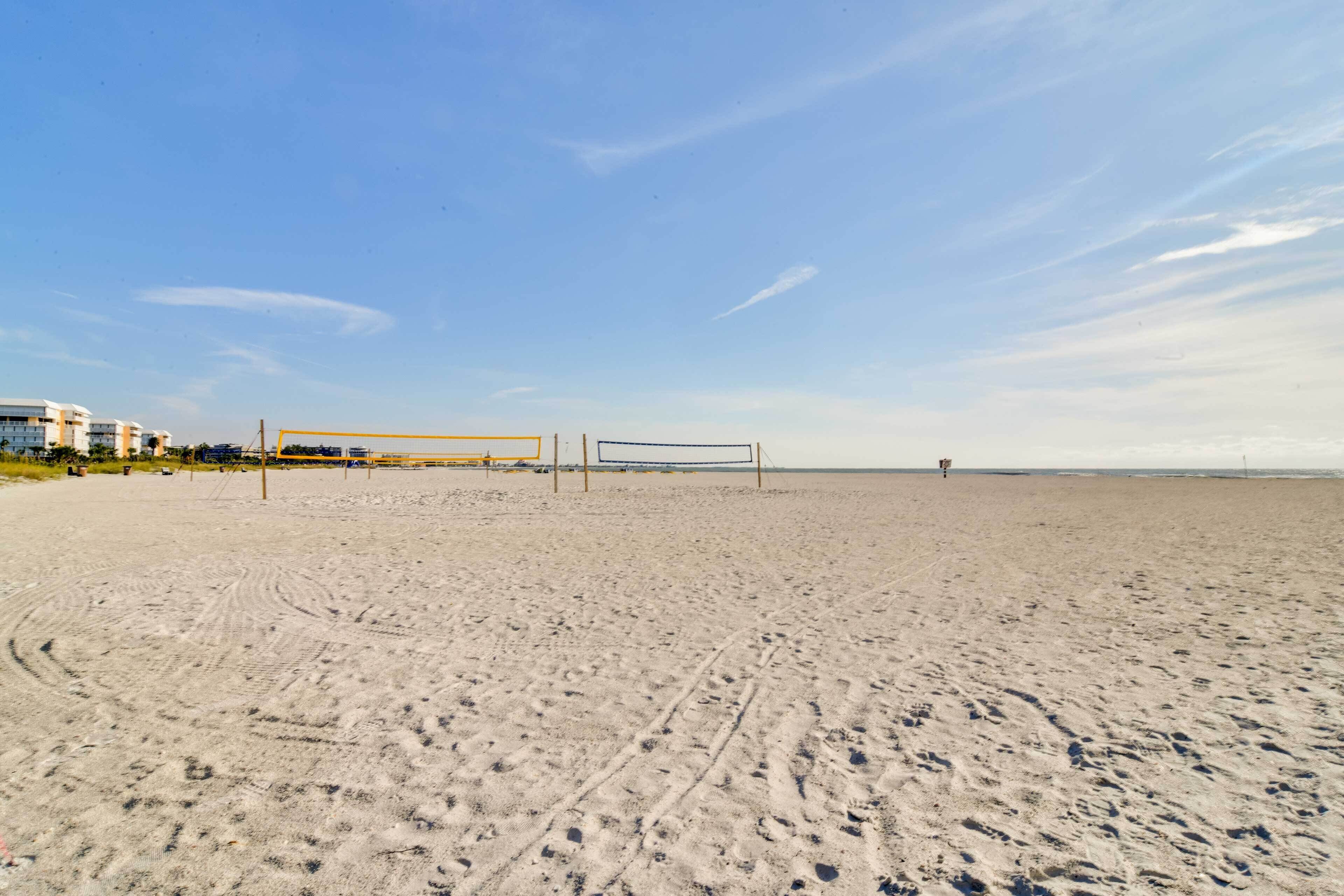 Una playa con una red de voleibol y un cielo despejado.