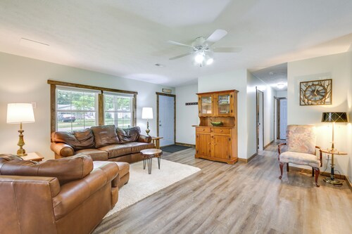 Cottage w/ Yard + Grill ~ 21 Mi to Hocking Hills!