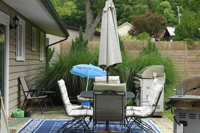 Cottage w/ Yard + Grill ~ 21 Mi to Hocking Hills!