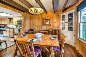 Interior - Quaint 'gretna Getaway' Cottage w/ Screened Porch! (Lebanon)