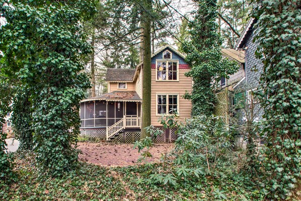 Interior - Quaint 'gretna Getaway' Cottage w/ Screened Porch! (Lebanon)