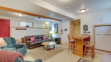 House (6 Bedrooms) | Interior