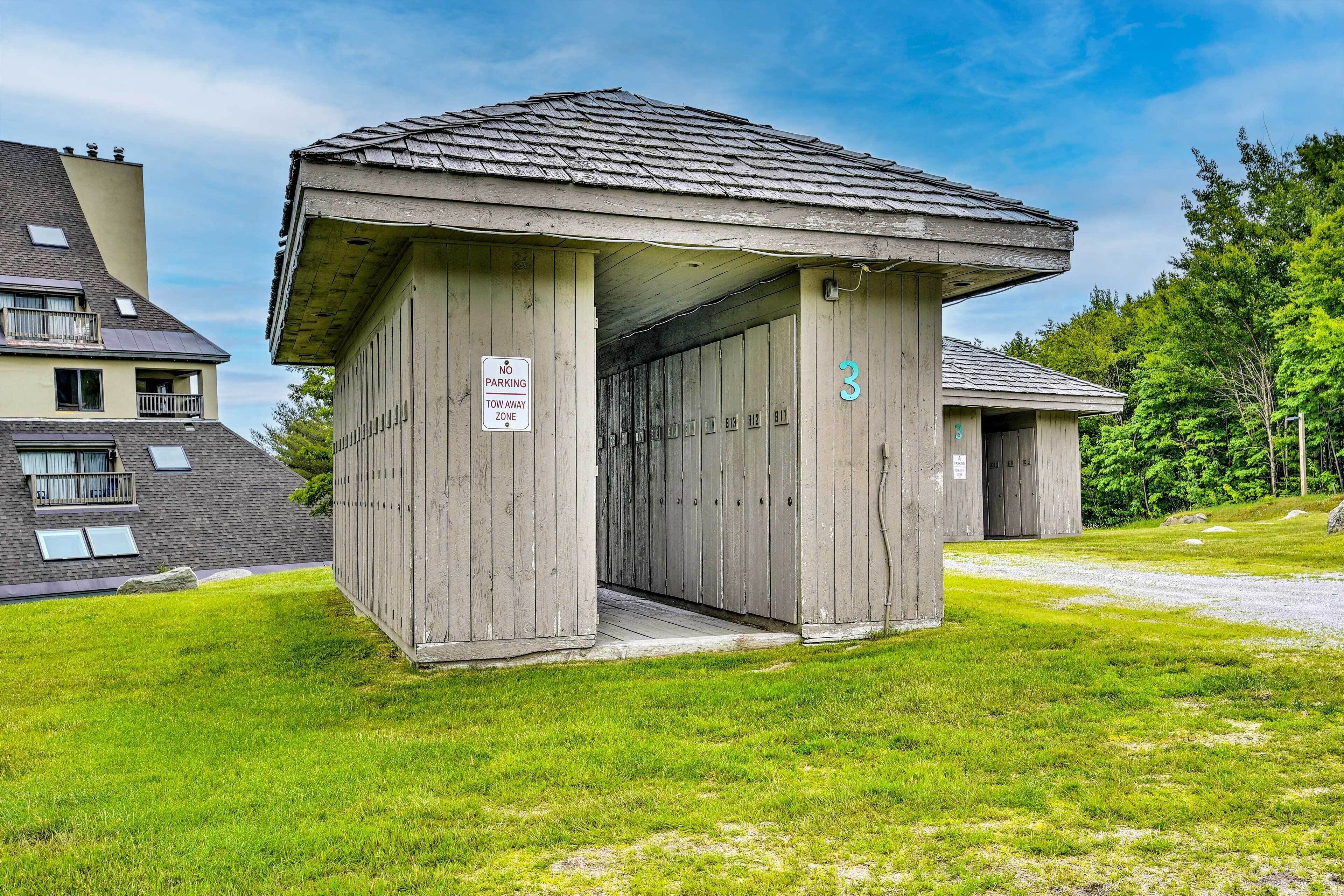 Un bâtiment en bois avec un panneau indiquant une zone où le stationnement est interdit.