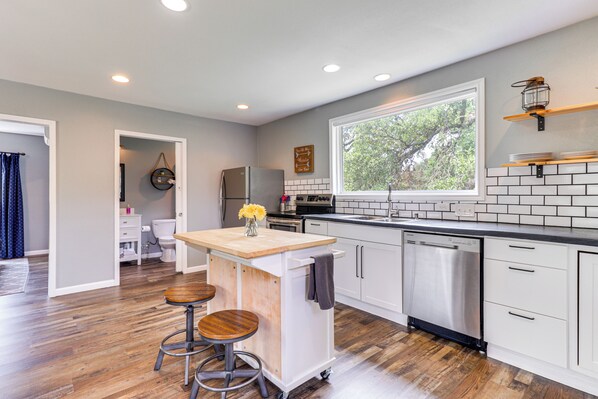 Cottage (1 Bedroom) | Interior - 12 Mi to Dtwn: Austin Guest Cottage w/ Pool Access (Austin)