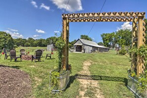 Outdoor dining - 'valley View Cabin' Near Branson & Table Rock Lake (Omaha)