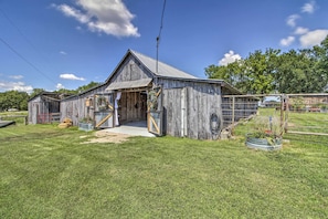 A rustic barn with a metal roof, a wooden door, and a small porch area. - 'valley View Cabin' Near Branson & Table Rock Lake (Omaha)