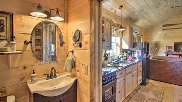 House (1 Bedroom) | Private kitchen | Microwave, oven, stovetop, cookware/dishes/utensils