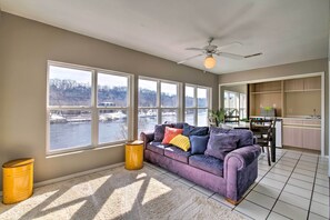 TV - Condo + Sunroom & Pool Access, Walk to Marina (Branson)