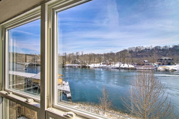 Interior - Condo + Sunroom & Pool Access, Walk to Marina (Branson)