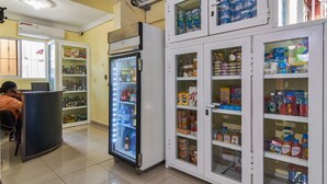 Une pharmacie dotée de rayons réfrigérés et d’étagères remplies de divers produits de santé et d’hygiène personnelle.