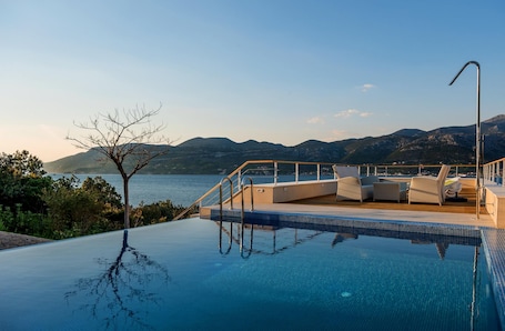 Villa | 6 bedrooms, desk, soundproofing