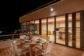 6 ห้องนอน, โต๊ะทำงาน, ห้องเก็บเสียง