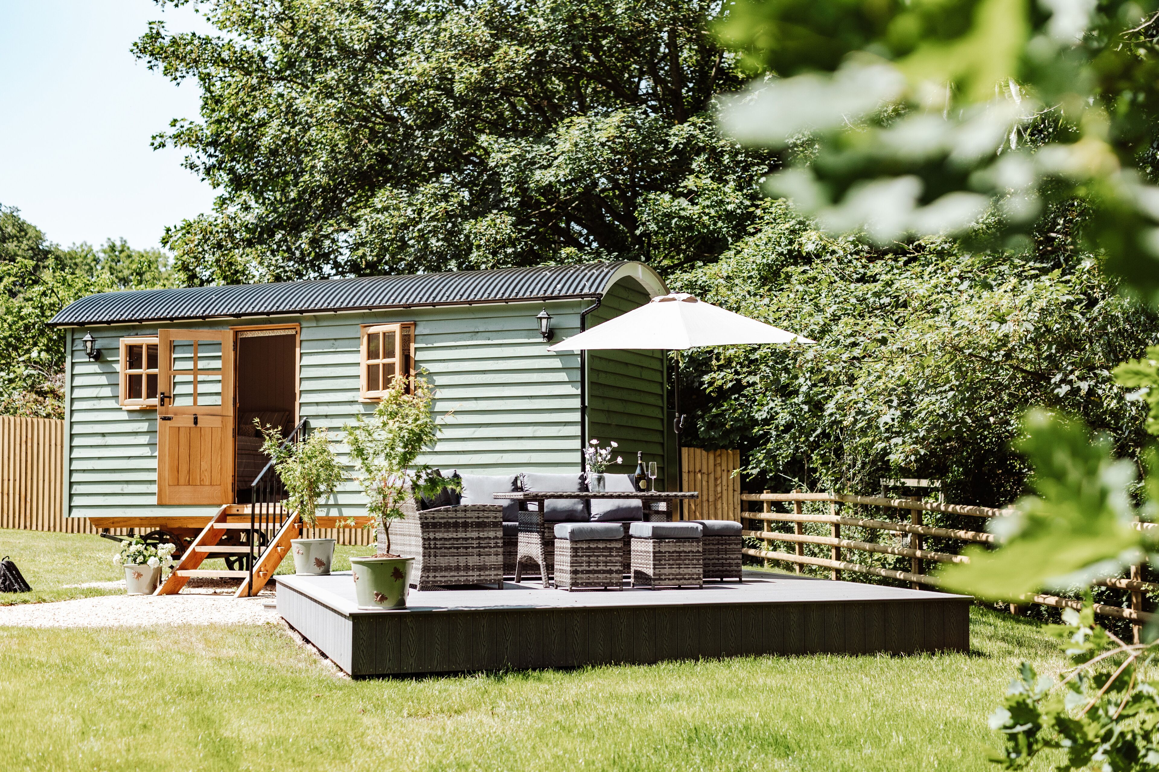 SHEPHERDS HUT AT LYTHWOOD, pet friendly, with a garden in Shrewsbury