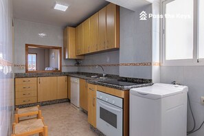 ثلاجة، غسالة أطباق، مستلزمات طهي/أطباق/أوعية