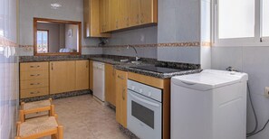 Kühlschrank, Geschirrspüler, Kochgeschirr/Geschirr/Besteck