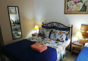 Tripla Classic, letti multipli, accesso alla piscina, vista giardino | Biancheria da letto di alta qualità, minibar, una cassaforte in camera