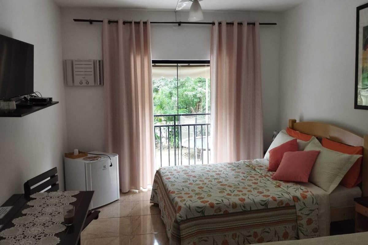 Habitación triple clásica, varias camas, acceso a la piscina, vistas al jardín | Ropa de cama de alta calidad, minibar, caja fuerte y cortinas opacas