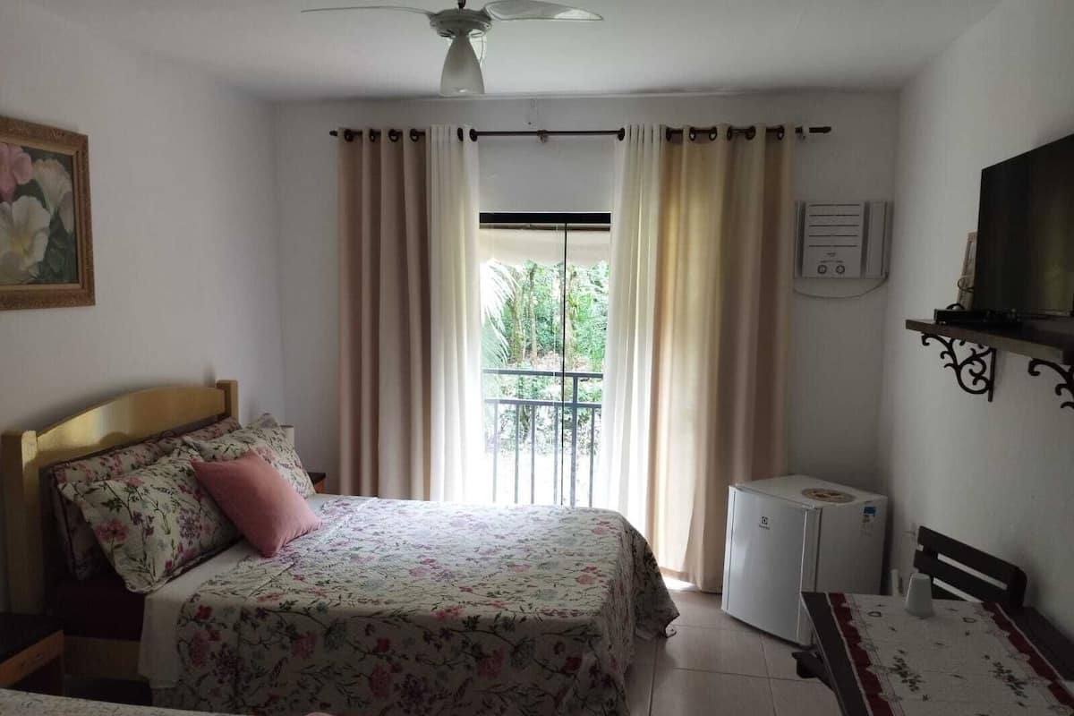Habitación triple clásica, varias camas, acceso a la piscina, vistas al jardín | Ropa de cama de alta calidad, minibar, caja fuerte y cortinas opacas