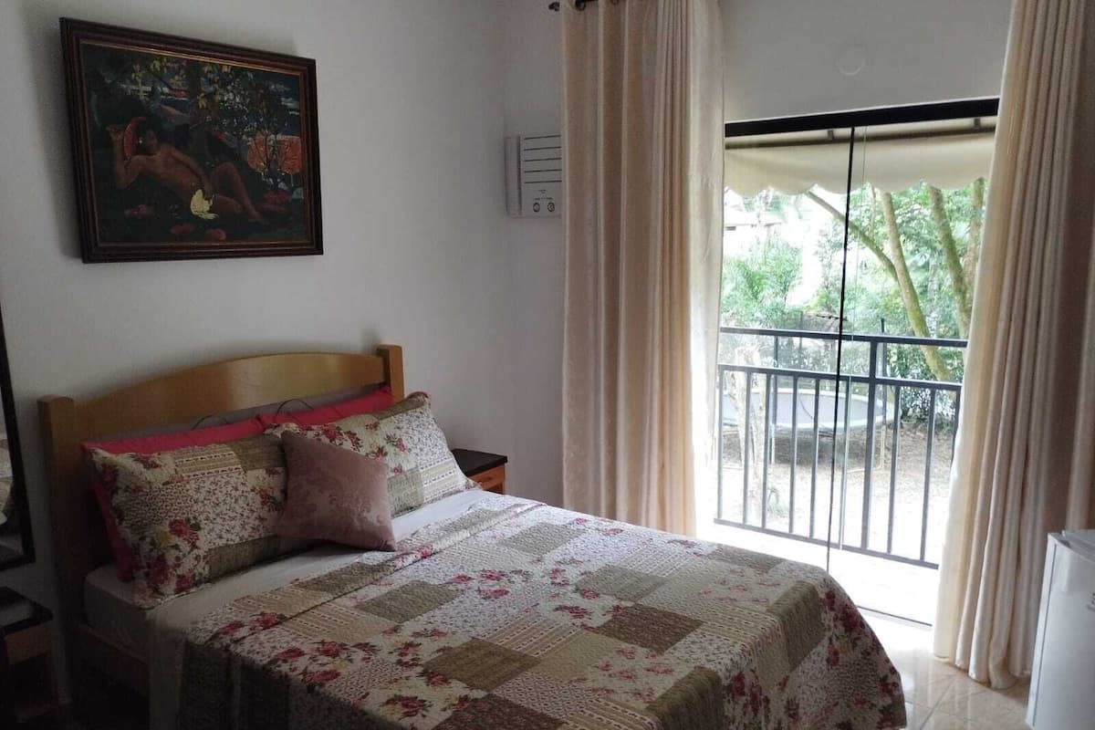Ropa de cama de alta calidad, minibar, caja fuerte y cortinas opacas