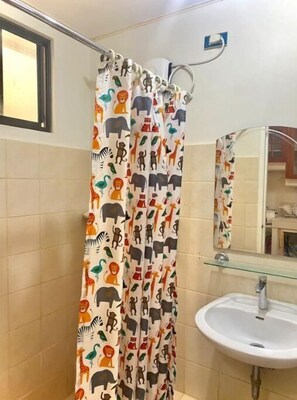Jabón, champú y papel higiénico