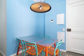 Apartament superior, no fumadors, balcó | Sala d'estar | Televisor intel·ligent