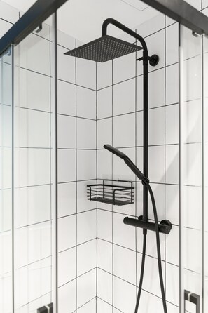 Apartamento família, 3 quartos | Chuveiro