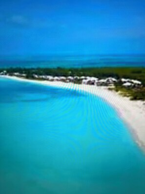 Beach nearby, sun loungers, beach towels - Welcome to the Chicken Ranch! High-end property, 69 foot deepwater dock. (Treasure Cay Abaco)