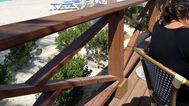 Beach nearby, sun loungers, beach towels