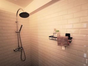 Dusche, Haartrockner, Handtücher, Seife