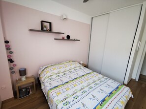 1 bedroom, iron/ironing board, travel crib, WiFi