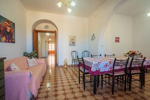 House, 2 Bedrooms, Smoking, Balcony | Dining room