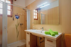 House, 2 Bedrooms, Smoking, Balcony | Bathroom amenities - Casa Arianna, Apartment a few Steps From the sea (Taviano)