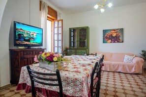 Huis, 2 slaapkamers, roken, balkon | Dineerruimte