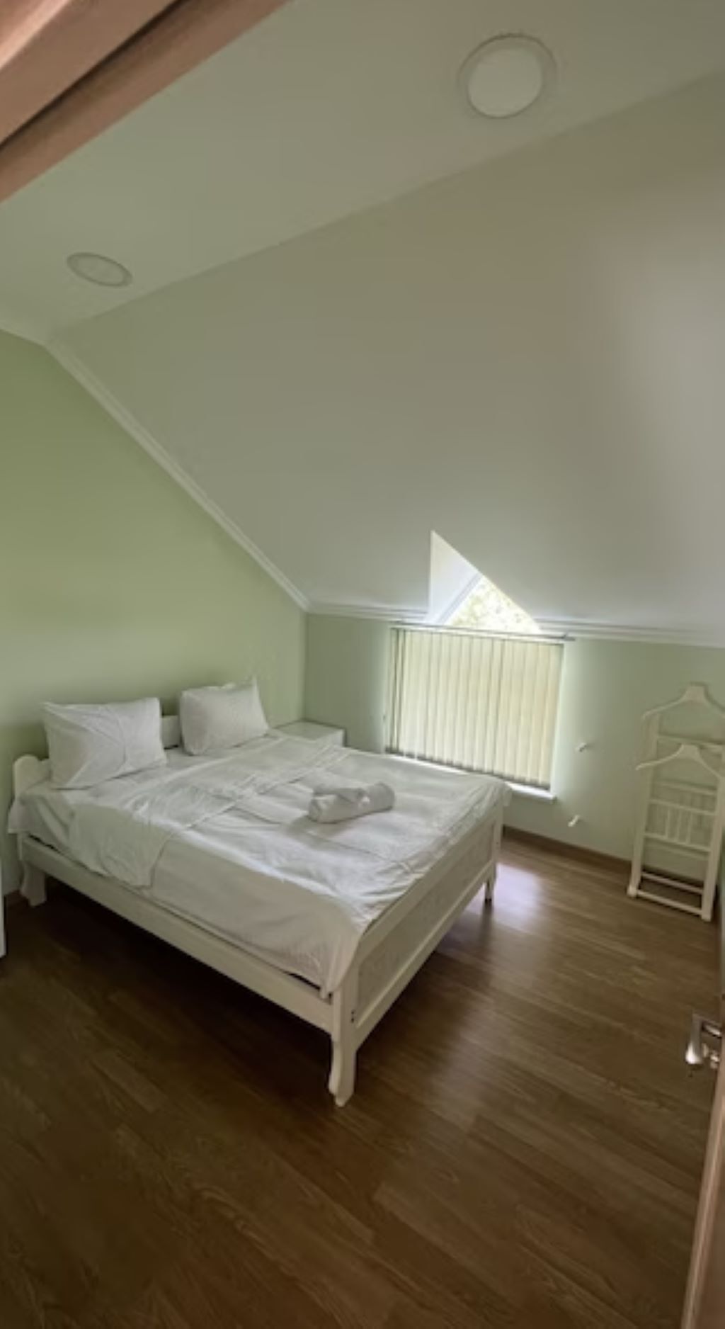 5 bedrooms, iron/ironing board, WiFi, bed sheets