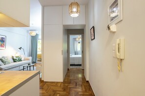 Superior-Apartment | Wohnbereich | 55-Zoll-Smart-TV mit Kabelempfang