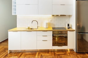 Apartamento superior | Cozinha privada | Geladeira grande, fogão, lava-louças, máquina de café expresso