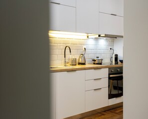Superior-Apartment | Eigene Küche | Großer Kühlschrank, Ofen, Geschirrspüler, Espressomaschine