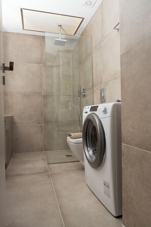Superior Apartment | Bathroom | Shower, rainfall showerhead, hair dryer, towels - Trendy 2 bedroom Apartment 5min to metro (Athens)